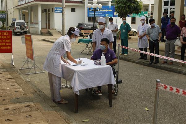 DIỄN TẬP PHÒNG CHỐNG DỊCH SARS - CoV - 2 TẠI BỆNH VIỆN ĐA KHOA HUYỆN PHÙ YÊN