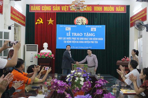 LỄ TRAO TẶNG MÁY LỌC NƯỚC PHỤC VỤ SINH HOẠT CHO BỆNH NHÂN  TẠI BỆNH VIỆN ĐA KHOA HUYỆN PHÙ YÊN