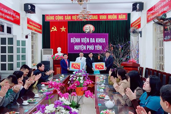 Nhân dịp tết Quỹ Mão Phó CT UBND huyện Phù Yên đến thăm và chúc tết Bệnh viện ĐK huyện Phù Yên